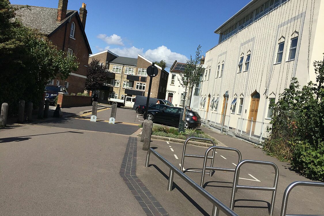 Durchfahrt beschränkt und neue Fahrradbügel