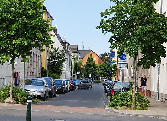 Die Karlstraße westlich des Hagenrings: Bis auf das "Fahrradstraßenschild" unterscheidet sie noch nichts von einer ganz normale Straße