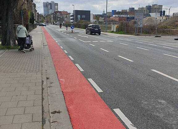 Rotmarkierung Mittelweg, April 2023