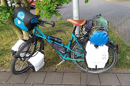 Das Bild zeigt ein Reiserad mit Packtaschen