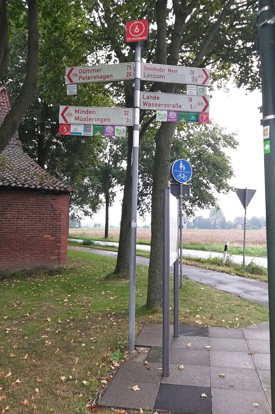 Wegweiser an der Weser Bild eines Radwegweisers an der Weser