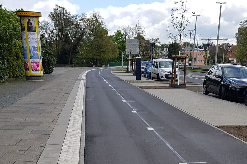 Mittelmarkierungen auf Zweirichtungsradweg Mittelmarkierungen auf Zweirichtungsradweg