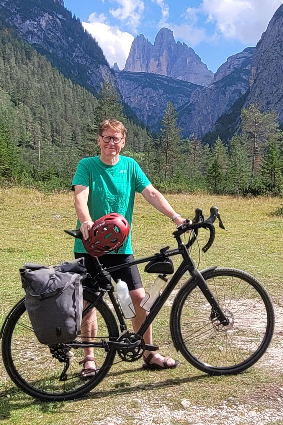 Drei Zinnen in den Dolomiten Bild mit einem Radfahrer vor den drei Zinnen in den Dolomiten