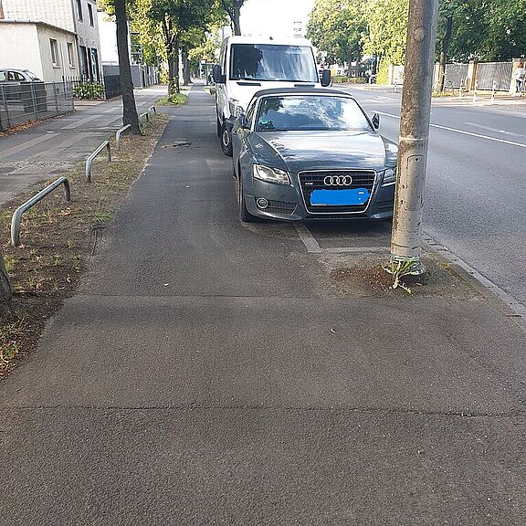 Parken am Bienroder Weg Höhe Campus Nord. Eingeschränkter Radwegbereich und Wurzeln behindern hier die Radfahrenden.