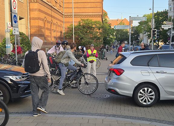 Besonders zur Rushhour wird das Miteinander in der Adolfstraße vom Kfz-Durchgangsverkehr gestört Besonders zur Rushhour wird das Miteinander in der Adolfstraße vom Kfz-Durchgangsverkehr gestört