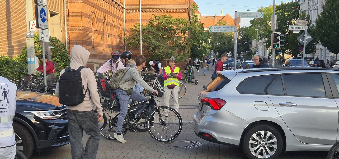 Besonders zur Rushhour wird das Miteinander in der Adolfstraße vom Kfz-Durchgangsverkehr gestört Besonders zur Rushhour wird das Miteinander in der Adolfstraße vom Kfz-Durchgangsverkehr gestört