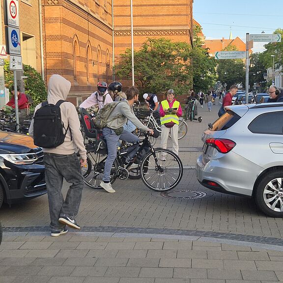 Besonders zur Rushhour wird das Miteinander in der Adolfstraße vom Kfz-Durchgangsverkehr gestört
