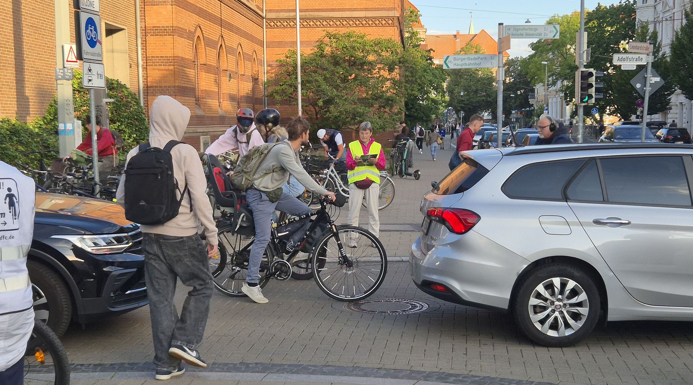 Besonders zur Rushhour wird das Miteinander in der Adolfstraße vom Kfz-Durchgangsverkehr gestört