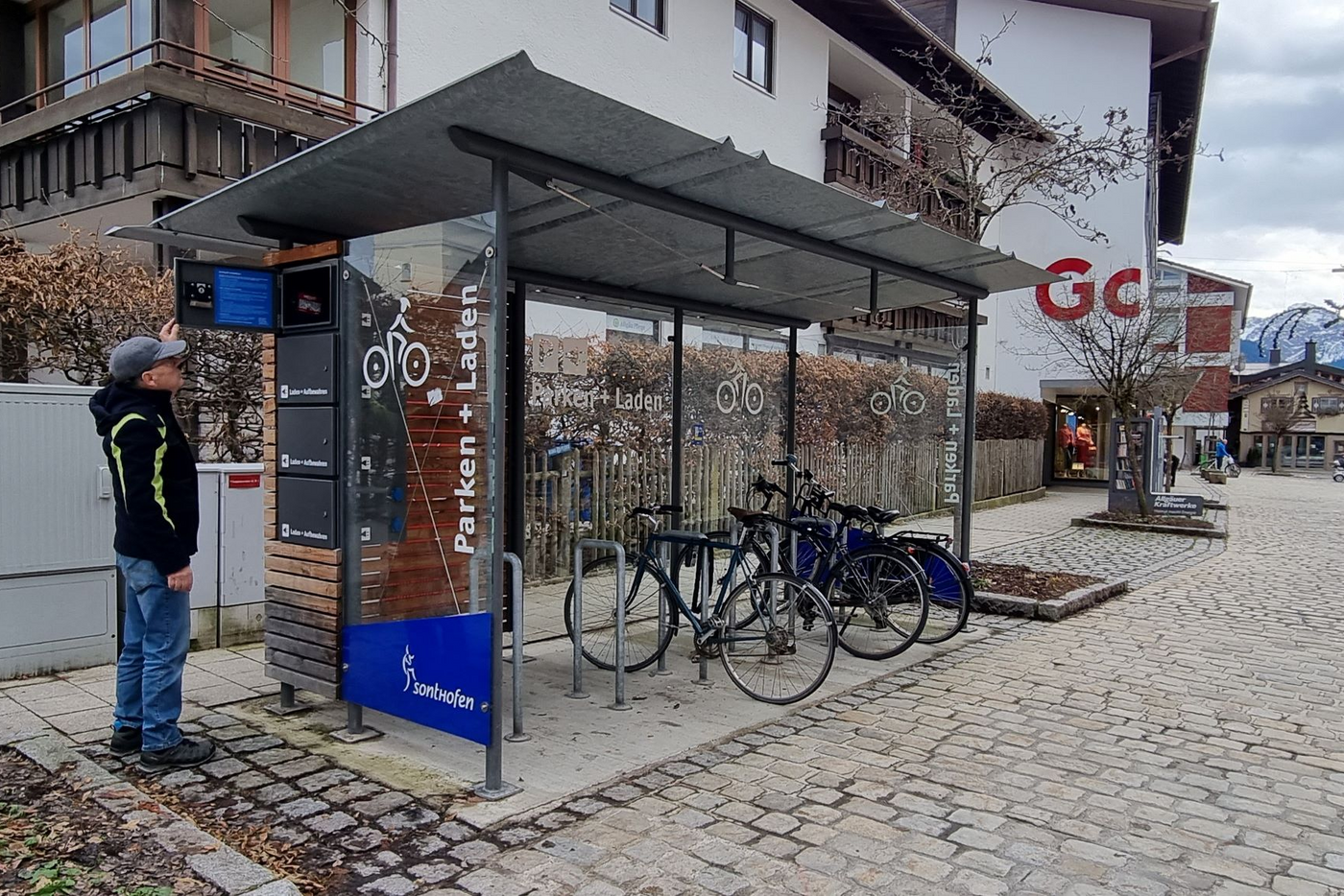 Beispiel Sonthofen, eine über­ dachte Parken+Laden­-Anlage mit Schließfächern.