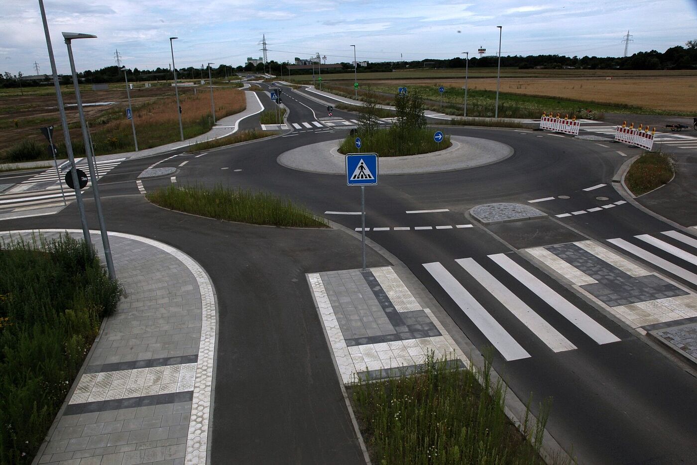 Radwege, die in kreisrunder Form um die Fahrbahn des Kreisverkehrs verlaufen