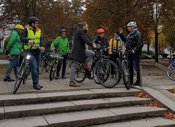 Besprechung an der Treppe am Löwenwall