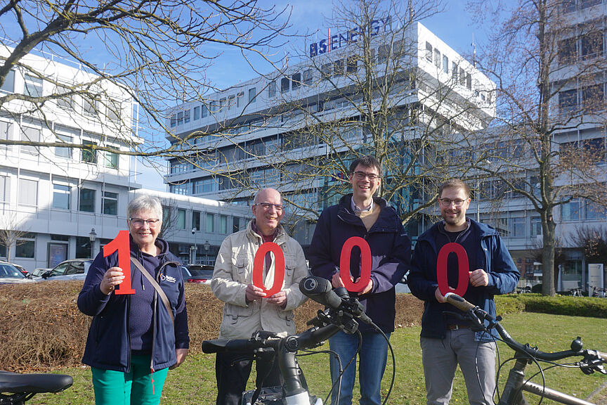 BS Energy übergibt Spende an ADFC Braunschweig Das Bild zeigt zwei Mitglieder des ADFC Braunschweig und zwei Mitarbeiter von BS Energy die die Ziffern 1, 0, 0, 0 in den Händen halten
