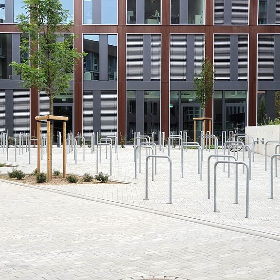 Fahrradbügel vor dem neuen Verwaltungshochhaus Business Center 3
