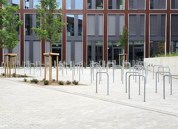 Fahrradbügel vor dem neuen Verwaltungshochhaus Business Center 3