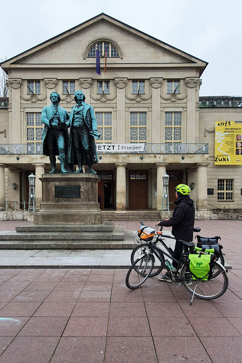 Weimar - Stadt der Dichter und Lenker Zwei Radfahrer vor dem Goethe-Schiller-Denkmal auf dem Theaterplatz in Weimar
