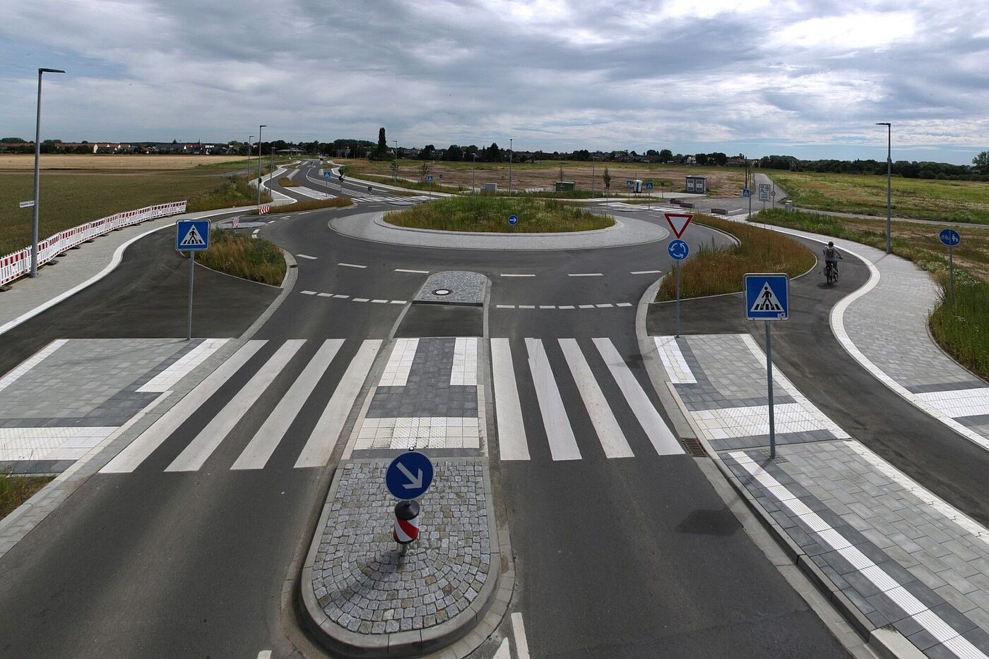 Radwege, die in kreisrunder Form um die Fahrbahn des Kreisverkehrs verlaufen