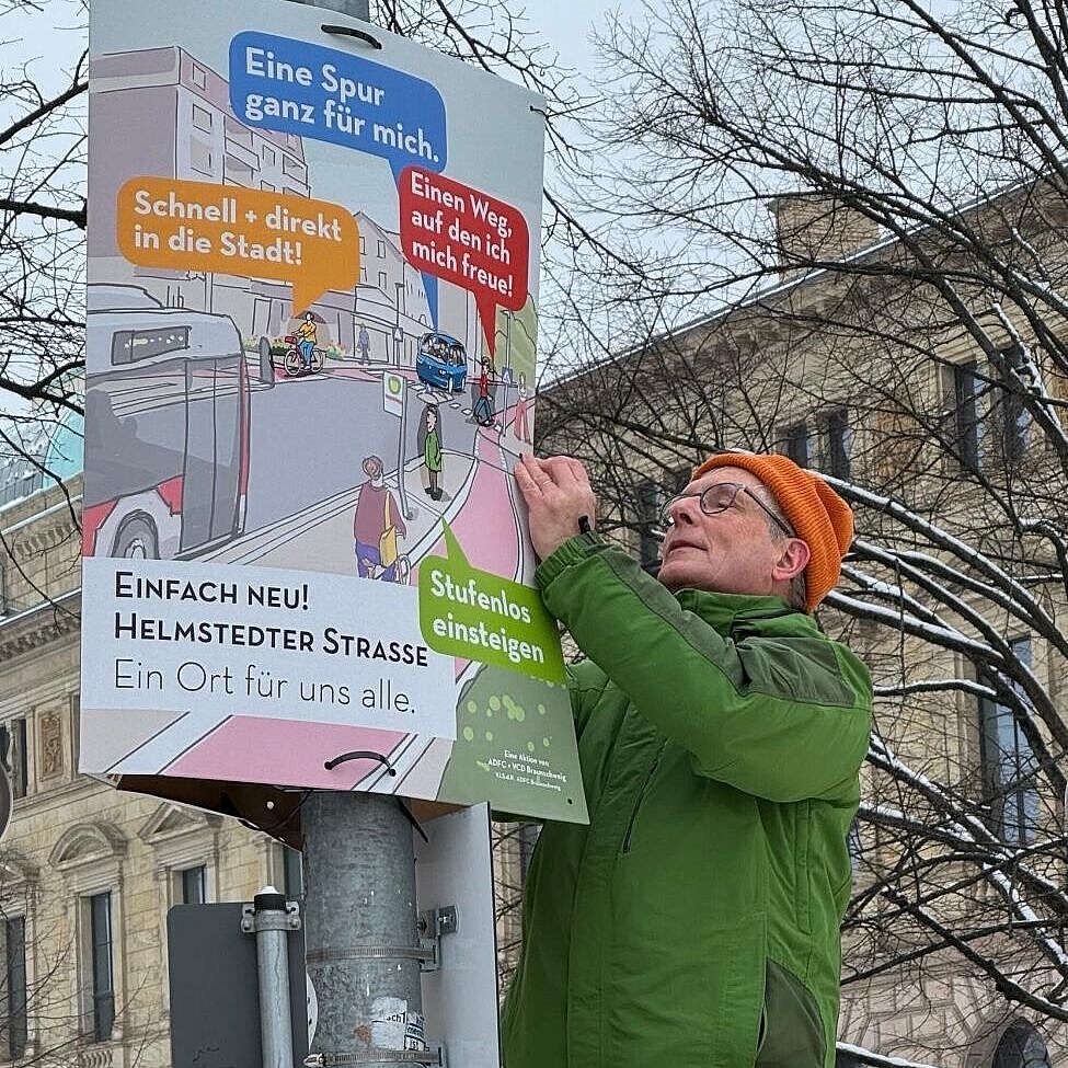 Der ADFC Vorsitzende Jens Schütte beim Plakataufhängen.