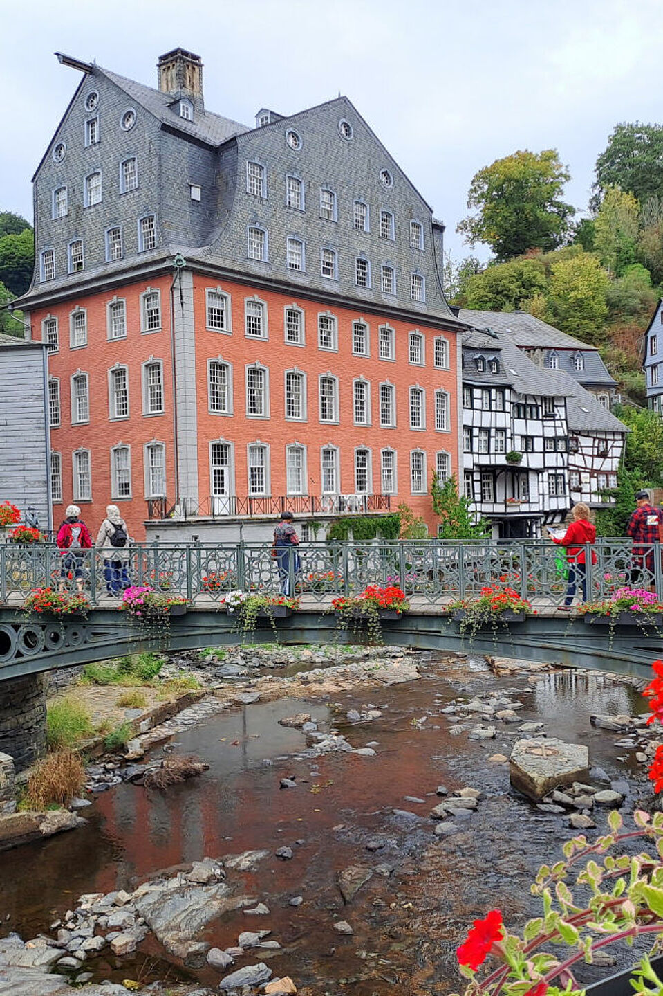 Monschau Stadtansicht von Monschau mit dem Fluss Rur