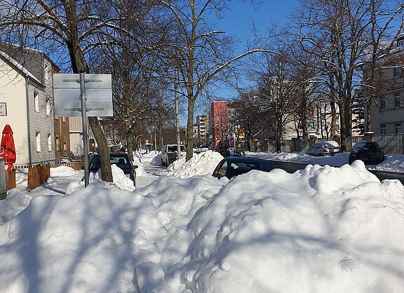 Bienroder Weg Höhe Campus Nord Radwegsperrung durch Schneehaufen