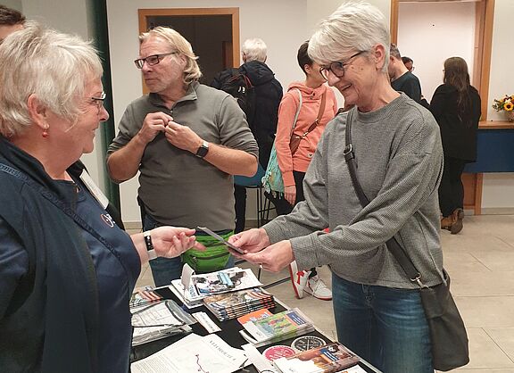 ADFC Stand (Susanne Gaus und Christiana Steinbrügge aus Wolfenbüttel)