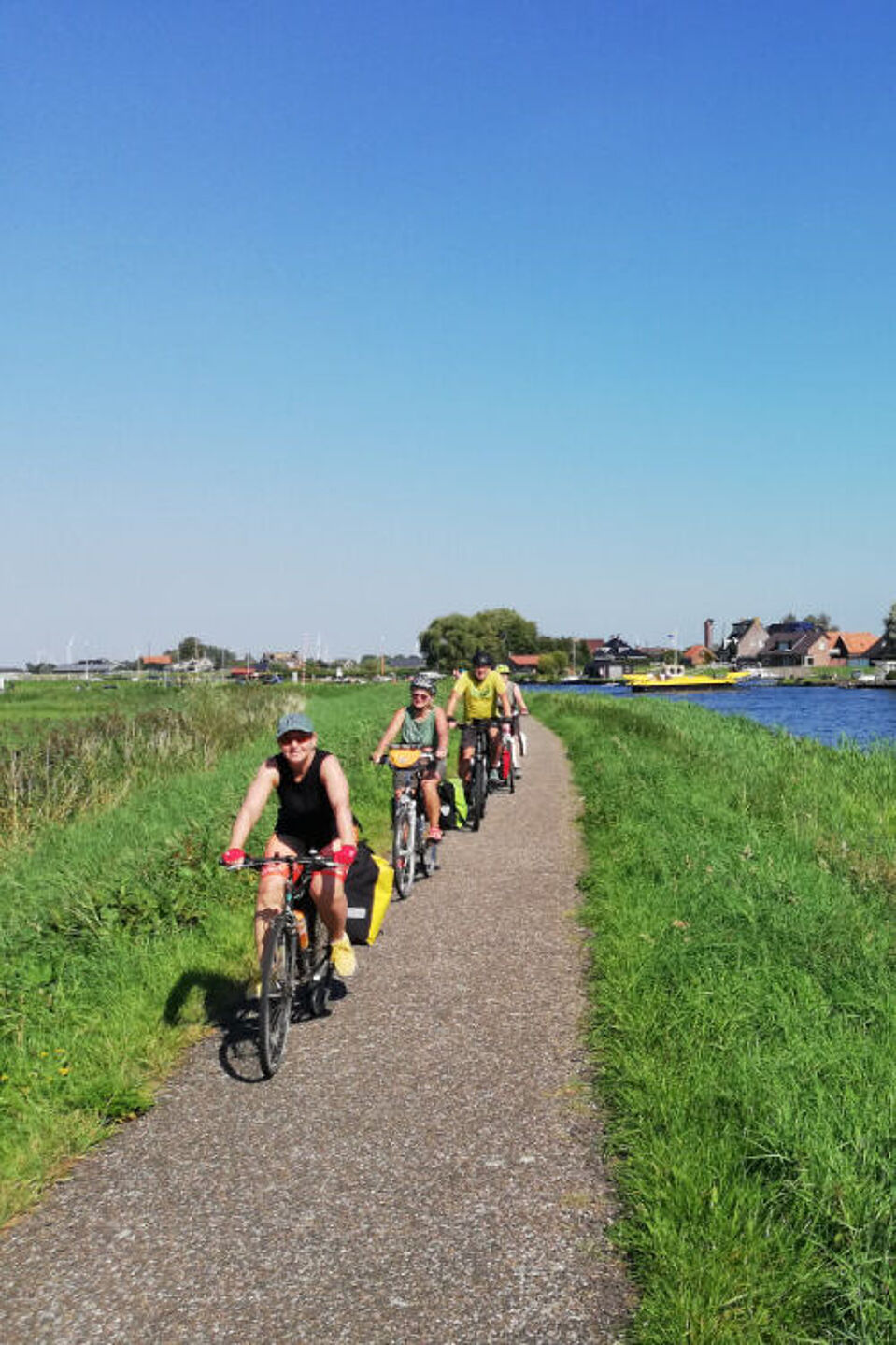 Genussradeln an der Eem Radler fahren auf einem Radweg entlang der Eem